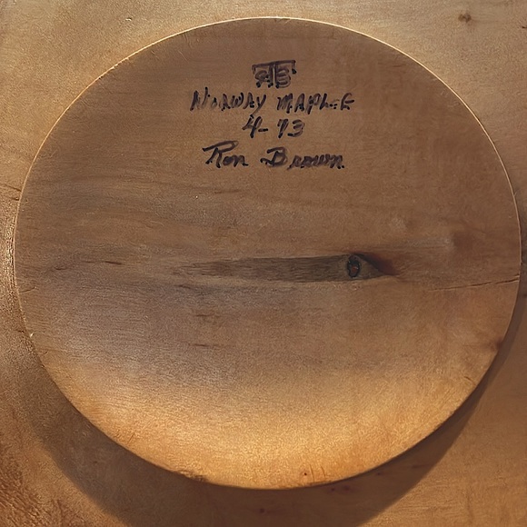 Handmade, beautiful Norway Maple bowl, nice detail, signed by artist Ron Brown - Picture 7 of 10